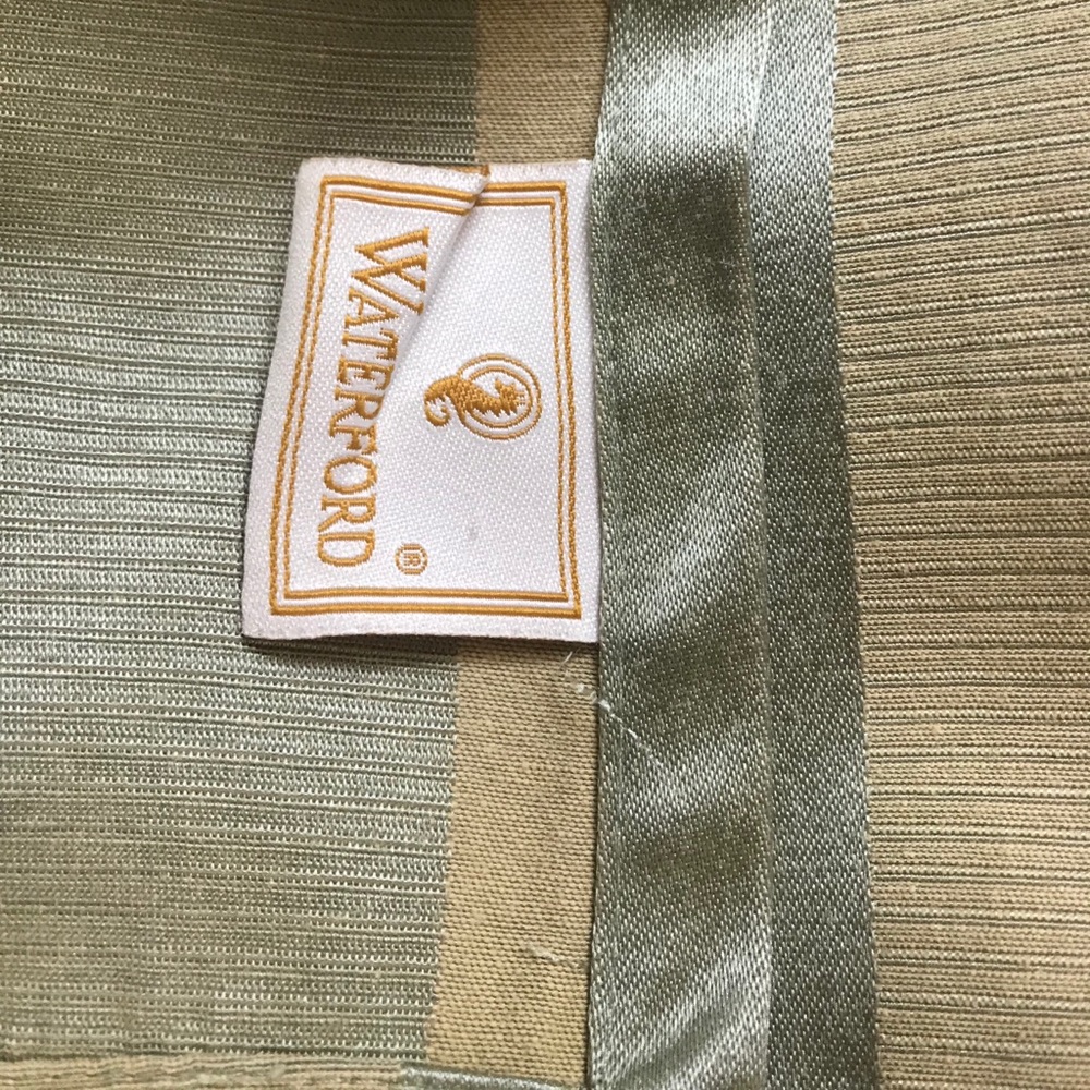 Elegant Waterford table cloth and 8 napkins